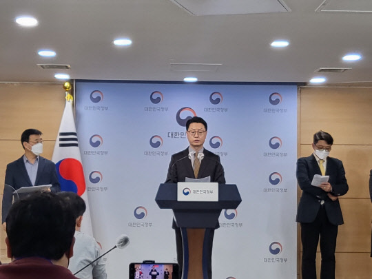 홍진배 과기정통부 네트워크정책실장이 31일 '5G(28㎓) 신규사업자 진입 지원방안' 브리핑을 진행하고 있다. 김나인 기자